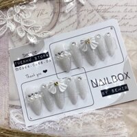 Móng úp thiết kế sơn mắt mèo đính đá siêu xinh TUE096