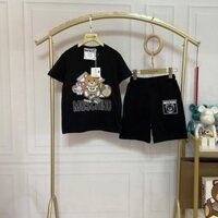 Moschino8525 Bộ Đồ Mùa Hè Trẻ Em Đẹp Trai Bé Trai Mùa Hè Tay Ngắn Ngụy Trang Quần Short Hai Mảnh Phù Hợp Với