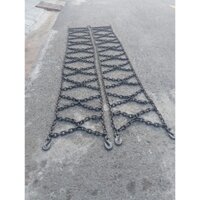 một bộ áo giáp xích chống trơn trượt lốp 900-20 đan chéo