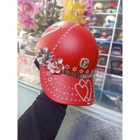 mũ bảo hiểm đính đá màu đỏ tươi sọc caro có khoét lỗ phía sau