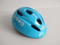 Mũ bảo hiểm màu xanh BTWIN đến từ thương hiệu Decathlon Pháp