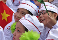 Mũ cano màu trắng viền đỏ