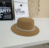 Mũ cao bồi vành bằng nón phớt nỉ fedora nam nữ phối đai ngọc trai nhân tạo chất liệu nỉ  Hàng nhập Dona23032601 - Kem