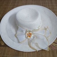 Mũ cói đi biển rộng vành
