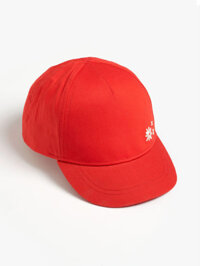 mũ lưỡi trai màu đỏ bé gái