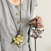 Mùa Thu Đông 2024 Phóng Đại Hoa Lớn Mặt Dây Chuyền Vòng Cổ Nữ Ánh Sáng Sang Trọng Niche Dài Dây Da Áo Len Dây Xích Phụ Kiện