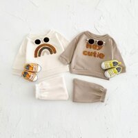 Mùa Xuân Thu Quần Áo Bé Trai Bé Gái Cầu Vồng Chữ Miếng Dán Vải Cổ Tròn Dài Tay Bộ Quần