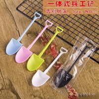 Muỗng kem dùng một lần Muỗng nhựa đen trắng Xẻng sáng tạo Xẻng nhỏ Bánh trong chậu Xẻng đen trắng