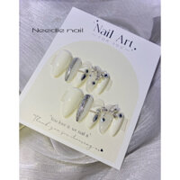 Nail box móng tay giả màu trắng sữa thiết kế sang chảnh đính charm nơ