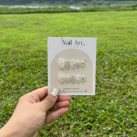 Nailbox thiết kế móng tay trắng nước gạo mix mắt mèo đính nơ phong cách Hàn Quốc