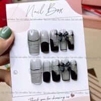 Nailbox thiết kế móng úp đính nơ màu đen sang chảnh