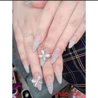 Nailbox thiết kế sang trọng, móng tay giả đính đá kèm phụ kiện màu trắng đen