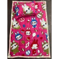 Nệm cho bé đi học/ thảm trần bông kích thước 80x120cm nệm dày dặn có chun 4 góc, tặng kèm gối mẫu Labubu hồng đậm