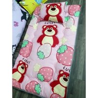 Nệm topper Mujji kèm gối cho bé.Vải Cotton Poly trần kết hợp bông Micro ép nhiệt mẫu gấu dâu🍓 🍓Nệm 80x140cm_banhanggiasi