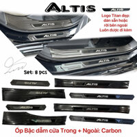 Nẹp bước chân Ốp bậc dán xe Altis 2022 2023 2024 2025 Vân Carbon