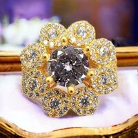 nhẫn 1 hột chấu cao 6 chùm viền xung quanh. Nhẫn trang sức nữ đẹp. Nhẫn xi mạ vàng 18k.