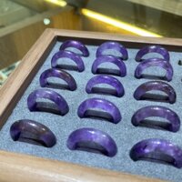 Nhẫn đeo tay từ đá có vân màu tím đẹp mắt