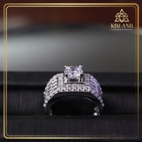 Nhẫn đính đá CZ đai lớn, chạm khắc tinh tế - NH0M0010 | Kim Anh Moissanite