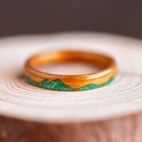 Nhẫn gỗ Sồi vàng cẩn đá lông công được làm hoàn toàn thủ công bằng tay