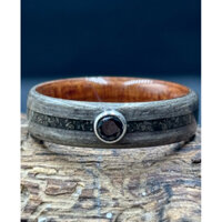 Nhẫn gỗ thích màu xám với đá vàng găm , bạc và kim cương đen được làm thủ công bằng tay