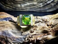 Nhẫn peridot nam họa tiết rồng đính đá vàng 10k