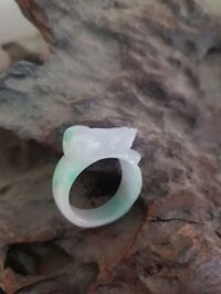 Nhẫn Tỳ Hưu Mới Nam Ni 19mm Đá Cẩm Thạch Tự Nhiên Trắng Xanh nhẹ Bóng Đẹp Size Nhẫn đk 19mm x bản 11mm ạ