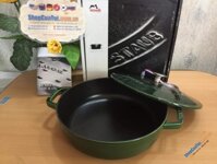 NỒI CHẢO GANG STAUB CHISTERA CHE 24CM - lý tưởng nấu các món ăn một nồi, từ nướng và hầm đến súp, risotto,... - màu xanh húng quế, xanh tím than