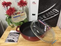 NỒI CHẢO STAUB 28 CM VUNG KÍNH. Màu đỏ