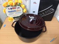 NỒI STAUB COCOTTE  MẦU ĐỎ MẬN SIZE 18cm - đẹp mắt từ bếp lên đến bàn ăn