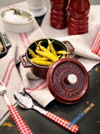 NỒI STAUB COCOTTE MINI 10CM ĐỎ MẬN vừa đun nấu được, vừa như bát con giữ nhiệt món ăn đẹp mắt