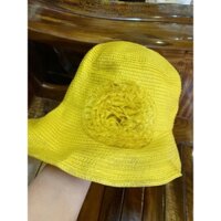 Nón sơn màu vàng.