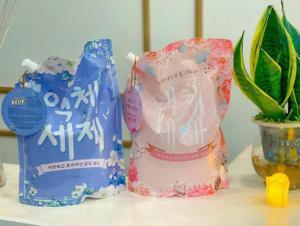 Nước giặt Blue Hàn Quốc dạng túi hương thảo mộc 2kg