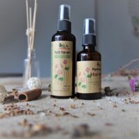 Nước thơm hoa sen - Tinh Dầu Hà Na - Dùng để làm sạch và cấp ẩm cho da trước khi dùng dưỡng ẩm.