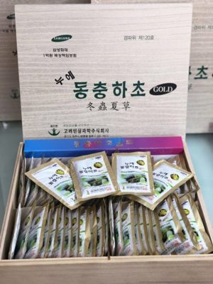 Nước uống đông trùng hạ thảo Silkworm Dongchoonghacho Gold chai 900ml và 5 gói x 30ml