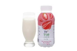 Nước uống sữa trái cây dâu tự nhiên TH True Juice Milk chai 300ml