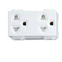 Ổ cắm đôi panasonic WEV1582SW có màn che và dây nối đất