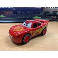Ô tô Mcqueen kim loại chạy bánh đà có nhạc, đèn và còi