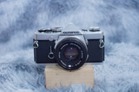 Olympus OM-1 kèm Zuiko 50mm f/1.8 – Huyền thoại máy film SLR cơ học nhỏ gọn