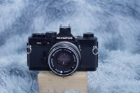 Olympus OM-2 kèm Zuiko 50mm f/1.8 – Sự kết hợp hoàn hảo giữa cơ học và điện tử trong thế giới máy film