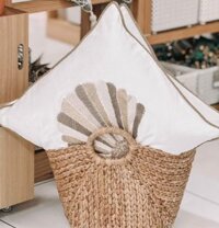 One large golden embroided seashell on white velvet cushion - Vỏ sò thêu trên nền gối nhung trắng