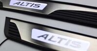 Ốp bậc cửa chống xước loại có đèn cho Toyota Altis