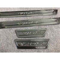 Ốp bậc cửa, nẹp bước chân lên xuống TOYOTA VIOS 2021 chất liệu titan - 4 bậc chân ngoài