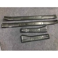 Ốp bậc cửa, nẹp bước chân lên xuống TOYOTA VIOS 2021 chất liệu titan - 4 bậc chân trong