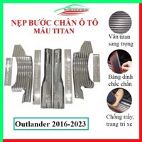 Ốp bậc cửa nẹp bước chân TITAN ô tô Outlander 2016-2023 chống trầy bảo vệ xe