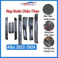 Ốp bậc cửa, nẹp bước chân trong ngoài Altis 2022-2023-2024 vân Titan chống trầy bảo vệ trang trí xe