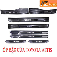 Ốp bậc cửa, nẹp bước chân trong ngoài TOYOTA ALTIS 2022-2023 vân carbon cao cấp