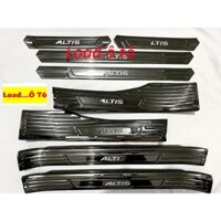 Ốp Bậc Cửa, Nẹp Bước Chân Trong, Ngoài Xe Toyota Altis 2025-2018  Mẫu Vân Titan Xước Cao Cấp