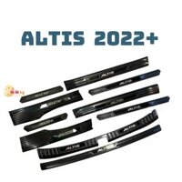 Ốp bậc cửa xe ALTIS 2022 2023 mẫu nẹp carbon đen bóng làm đẹp chống trầy xước bậc bước chân lên xuống cánh cửa xe cốp sau xe ô tô TOYOTA cao cấp