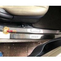 Ốp bậc cửa xe KIA RIO 2014 2015 2016 2017 2018 mẫu INOX sáng bóng làm đẹp chống trầy xước bậc chân trong ngoài cánh cửa ô tô cao cấp