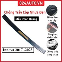 Ốp chống trầy cốp ngoài nhựa đen Innova 2017-2018-2019-2020-2021-2022-2023 mẫu phản quang